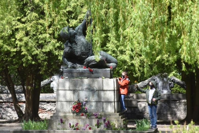 Мальчики возлагают цветы к скульптуре «Воин со знаменем» на Холме Славы во Львове
