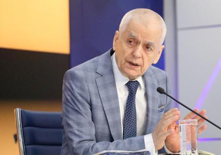 Онищенко оценил идею запретить продавать детям чипсы