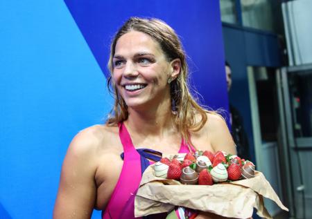 Российская пловчиха Ефимова прошла по улице с протестующими американцами