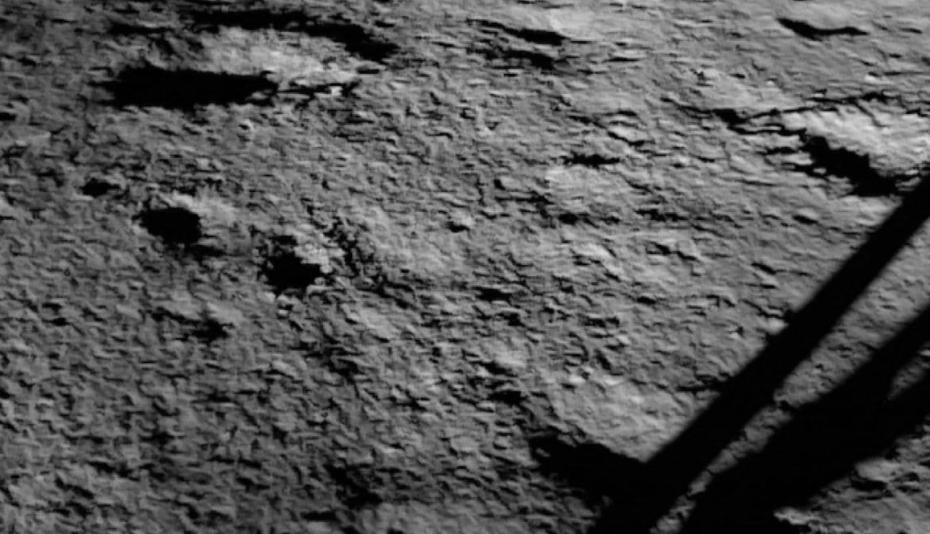 Индийское космическое агентство распространило первую фотографию Луны, полученную со спускаемого модуля «Викрам»