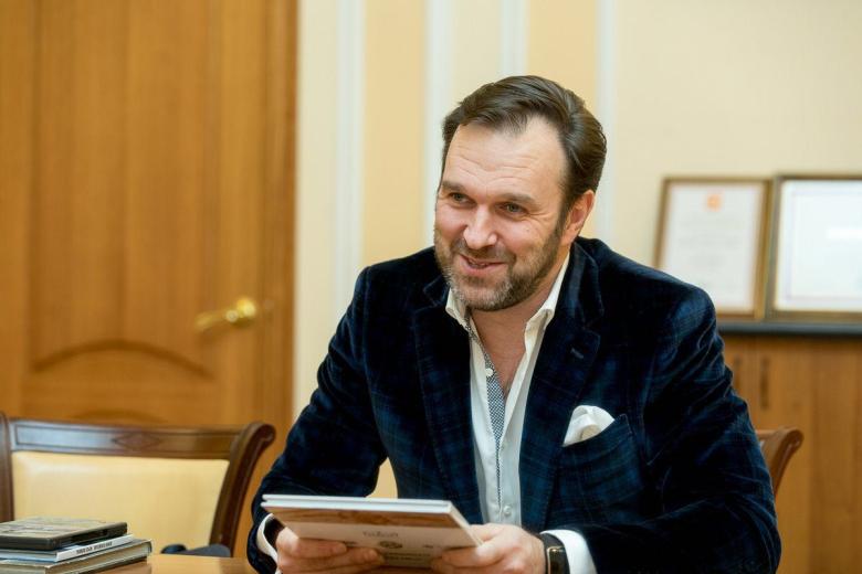 Российский классический и эстрадный певец Ян Осин