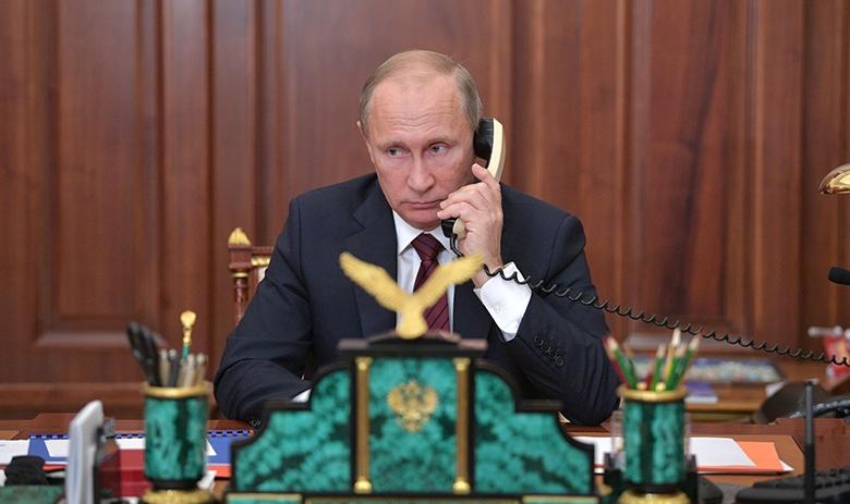 Президент РФ Владимир Путин общается по правительственной связи