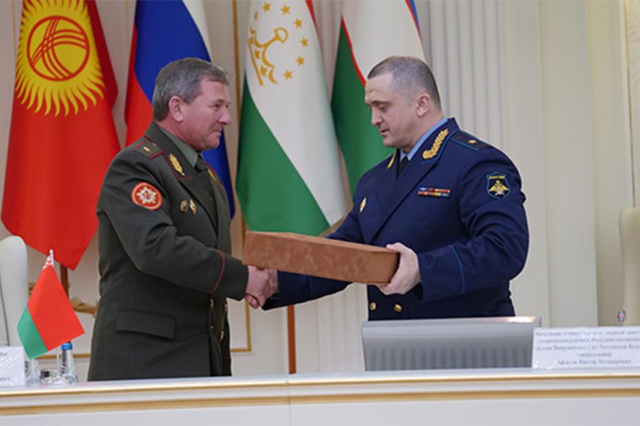 Виктор Афзалов (справа)