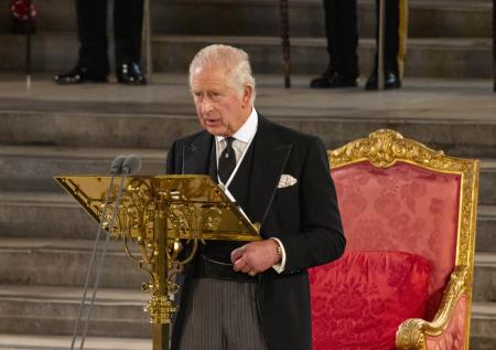 Врач объяснил причины «сосисочных пальцев» у Карла III