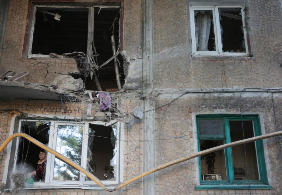Жилой дом, пострадавший в результате артиллерийских обстрелов со стороны украинских силовиков. Местная администрация заявляет, что по жилому кварталу было выпущено пять артиллерийских снарядов