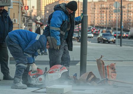 Калининградские дорожники нарисовали плитку на тротуаре