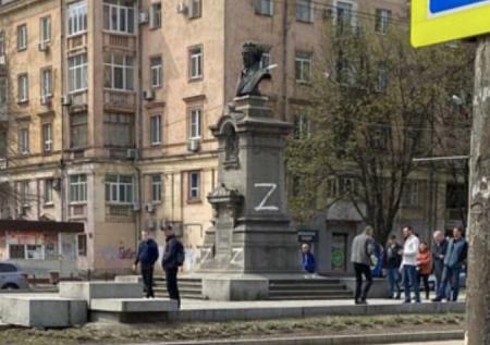 В украинском Днепре активисты нарисовали на памятнике Пушкину литеру Z