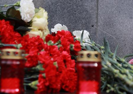 Володин в день памяти Говорухина возложил цветы к памятнику режиссёру