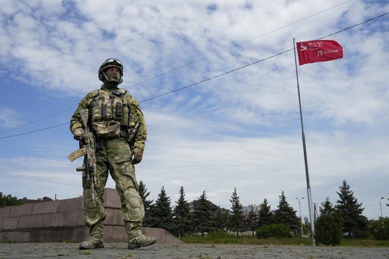 Украина. Херсон. Российский военнослужащий на посту в Парке Славы
