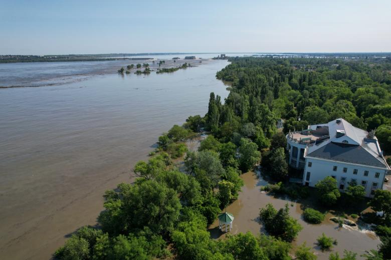 Подтопление береговой линии после разрушения задвижек на Каховской ГЭС