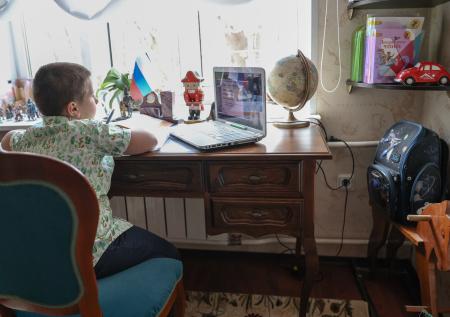 Стало известно, сколько школьников продолжали учиться летом