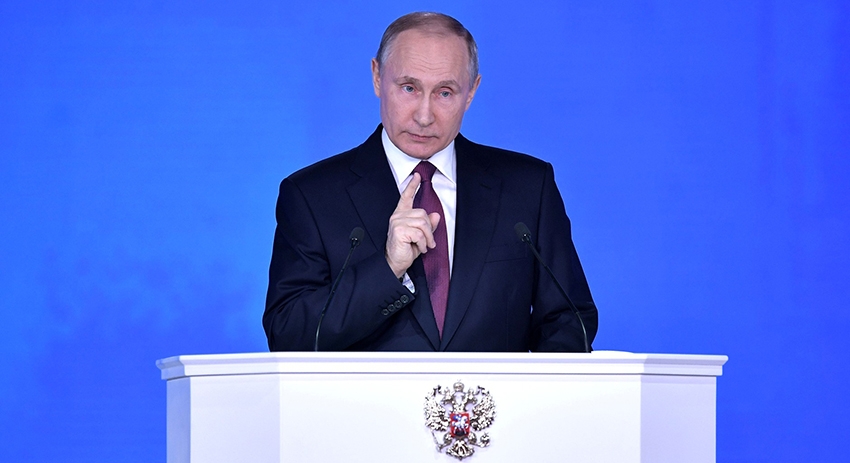Президент РФ Владимир Путин читает послание Федеральному собранию