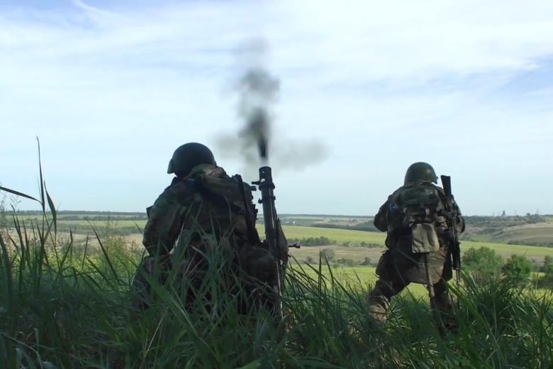 Минометный расчет ВДВ ВС РФ работает в зоне проведения специальной военной операции на Украине