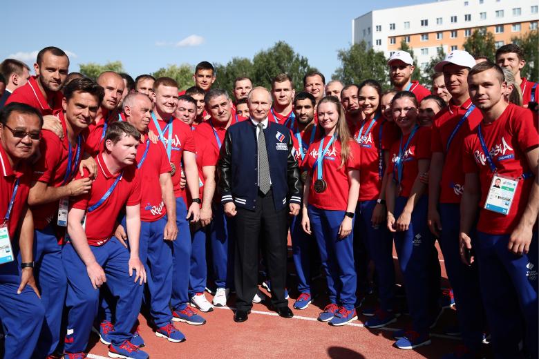 Президент РФ Владимир Путин (в центре) во время встречи с российскими спортсменами в Деревне II Европейских игр