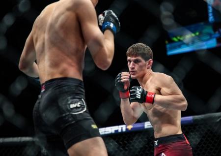 Боец Евлоев победил Давуду на турнире UFC