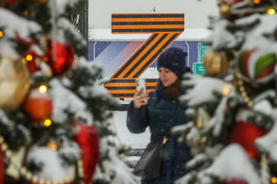 Праздничные элементы с патриотической символикой у входа в Парк Горького