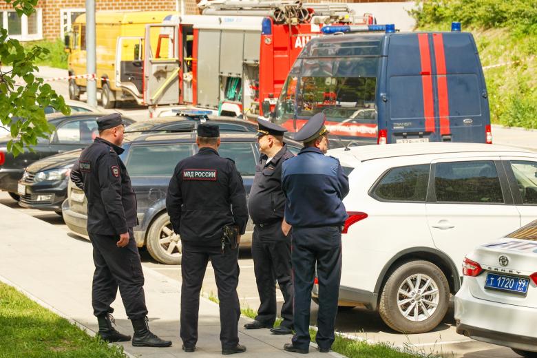 Сотрудники полиции на месте попадания БПЛА в многоэтажный жилой дом