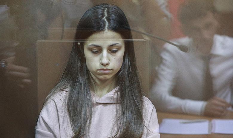 Задержанная по обвинению в убийстве отца 18-летняя Ангелина Хачатурян во время избрания меры пресечения в Останкинском суде