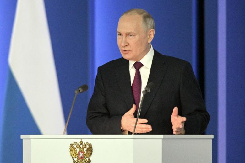 Президент РФ Владимир Путин во время выступления с ежегодным посланием Федеральному собранию РФ в Гостином Дворе