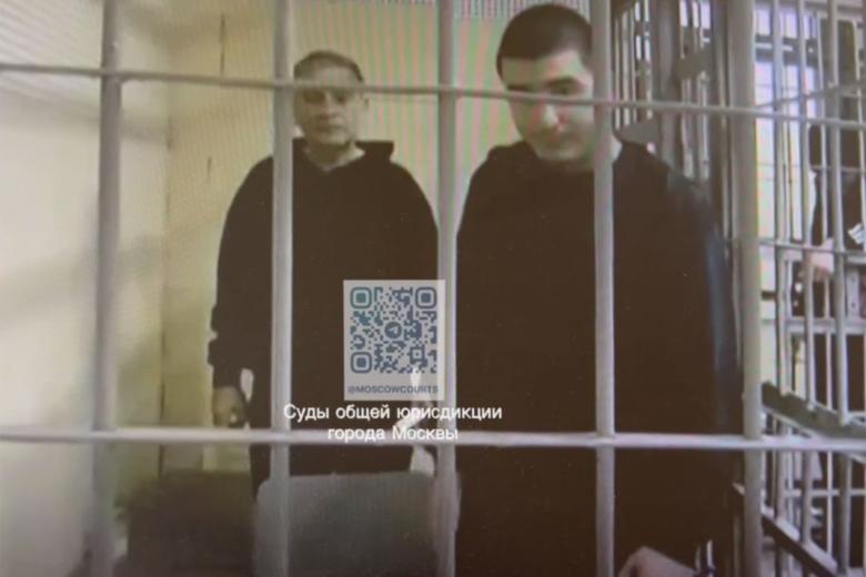 Шахин Аббасов, обвиняемый в убийстве москвича из-за замечания о парковке, в зале заседаний Замоскворецкого суда в Москве (справа)