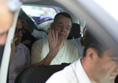 Турецкий суд вновь отказался освободить пастора Брансона