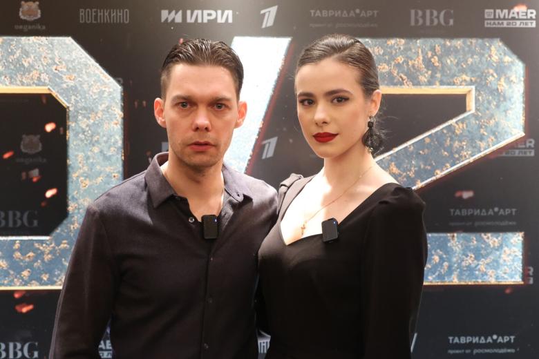 Актеры Аристарх Венес и Дарья Кукарских на премьере фильма «20/22»