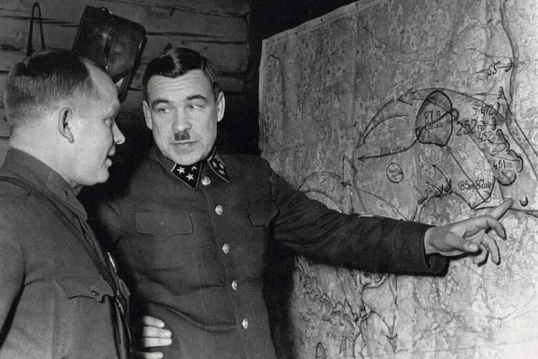 У карты боевых действий. Командующий 5-й армией Л. А. Говоров и член военного совета армии бригадный комиссар П. Ф. Иванов. Январь 1942 года