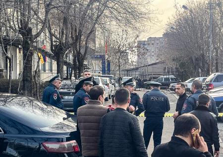 В Ереване силовики оцепили здание полиции с вооруженными людьми