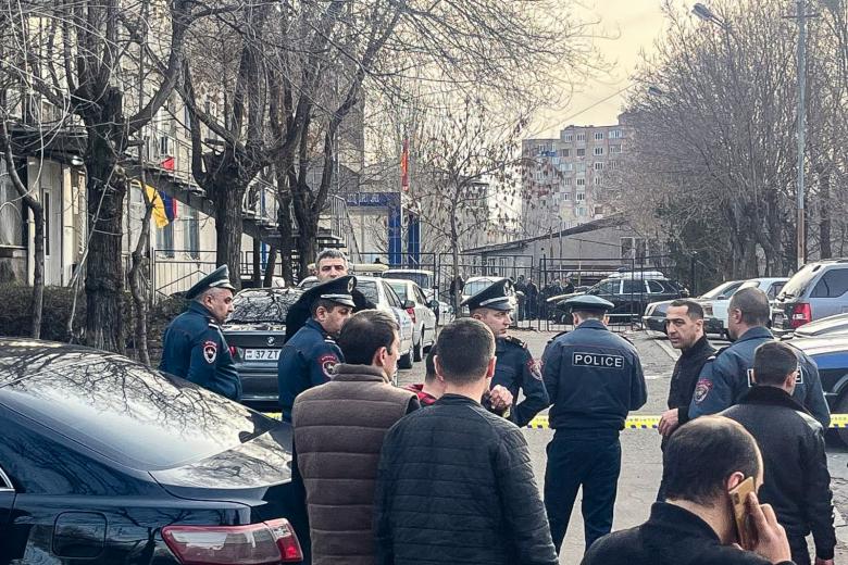 Ереван. Сотрудники правоохранительных органов у здания полицейского участка, в которое ворвались неизвестные вооруженные люди