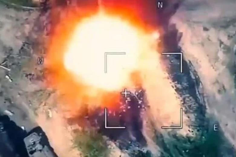 Применение модернизированного барражирующего боеприпаса «Ланцет» против военной техники ВСУ