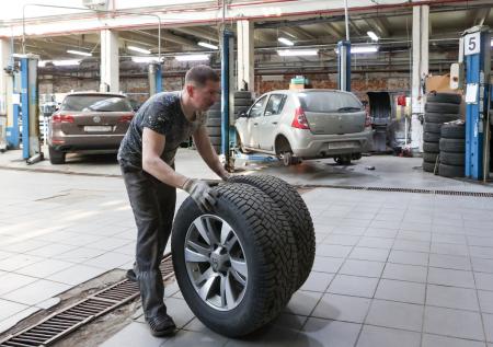 Автомобилистов предупредили об опасности шиномонтажа
