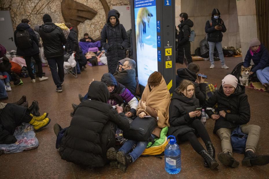 Киев. Жители города на станции метро, используемой в качестве бомбоубежища. 24 февраля 2022 года