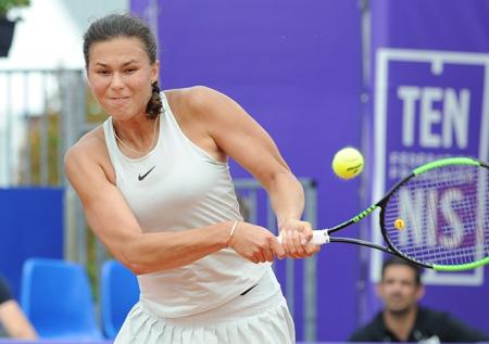 Вихлянцева разгромила Кьезу в первом круге WTA