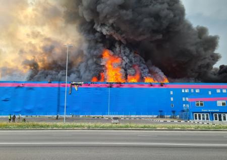 Пожарный поезд направлен на тушение пожара на складе Ozon в Подмосковье