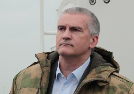Аксенов предложил лишать гражданства тех, кто не встает под гимн России