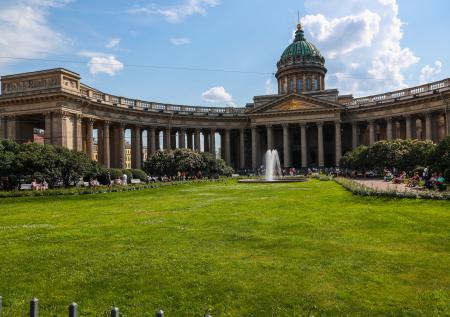 Медведев пригласил экс-премьера Франции в Санкт-Петербург
