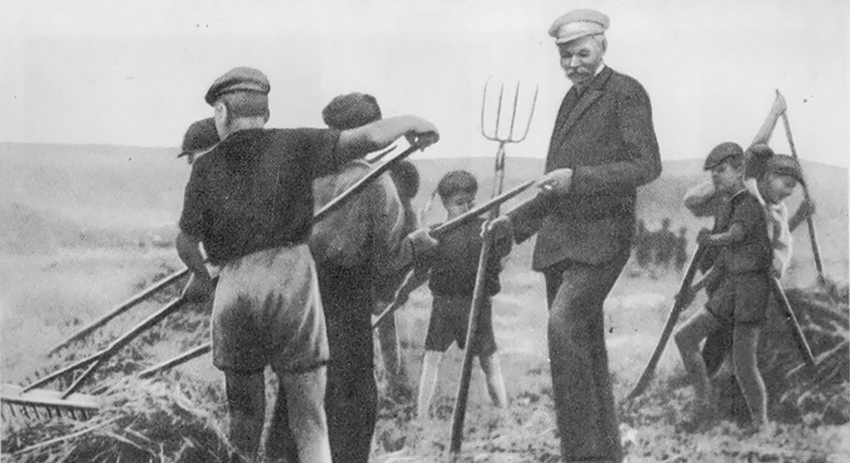 Писатель Максим Горький во время своего визита в Куряж