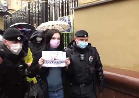 Нескольких человек задержали за пикет у здания МВД на Петровке