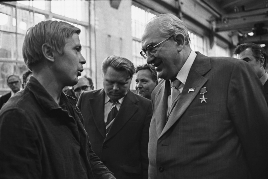 Петрозаводск, 4 августа 1978 г. Член Политбюро ЦК КПСС, председатель КГБ СССР Юрий Владимирович Андропов (справа) с рабочим Онежского тракторного завода Н. Горожанкиным