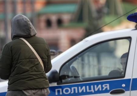 Жительница Ржева разнесла топором витрины магазина и попала на видео 
