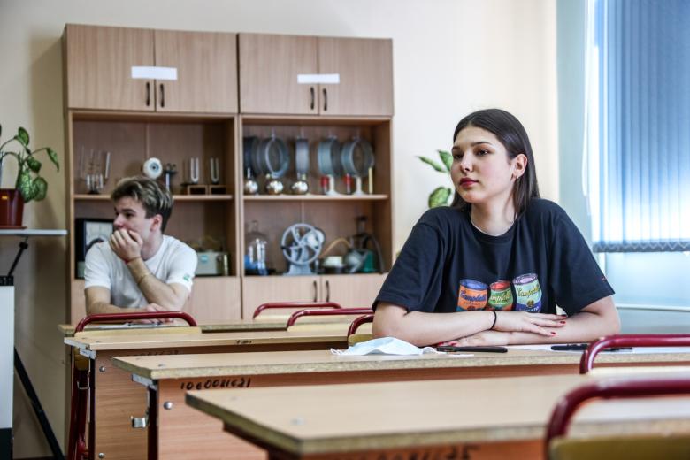 Школьники перед началом проведения единого государственного экзамена (ЕГЭ)