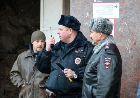 Мужчина попытался поджечь военкомат и попал на видео