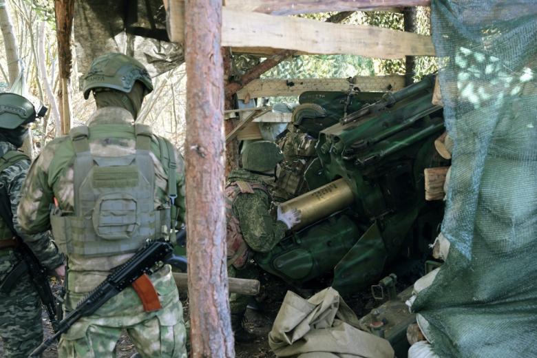 Военнослужащие расчета орудия «Гиацинт-Б»