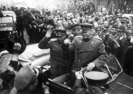 Маршал Конев останется в Праге, но с оговорками
