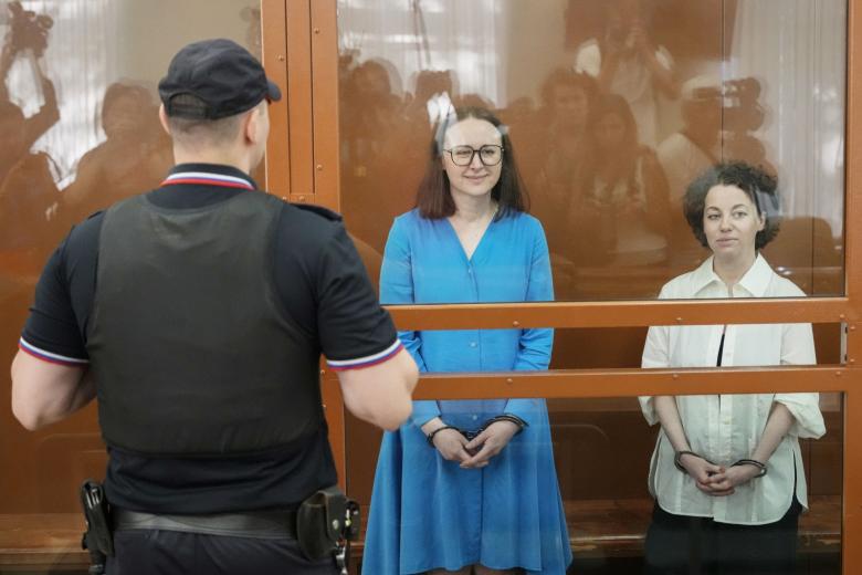 Драматург Светлана Петрийчук и режиссер Евгения Беркович (слева направо) во время оглашения приговора во 2-м Западном окружном военном суде