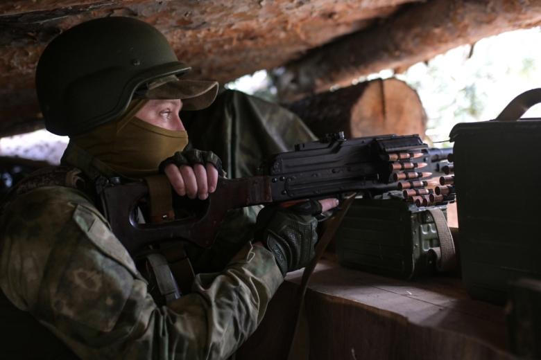 Боец спецназа «Ахмат» на позиции Кременского участка фронта в Донбассе