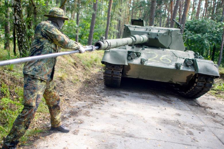 Украинский солдат чистит ствол орудия основного боевого танка Leopard 1 A5
