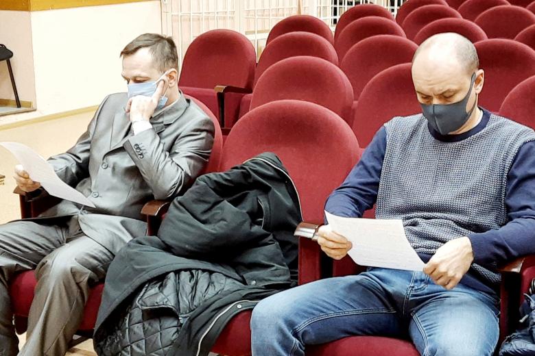 Полицейские Михаил Балашов и Дмитрий Тарицын (слева направо), обвиняемые в халатности, во время предварительного заседания в Ленинском районном суде