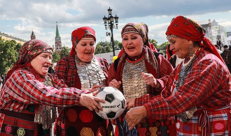 Болельщицы на Манежной площади во время чемпионата мира по футболу — 2018