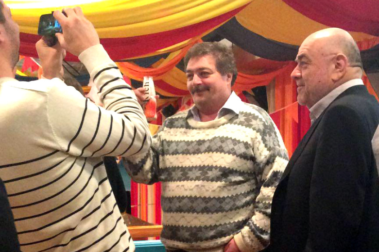 Дмитрий Быков (в центре)